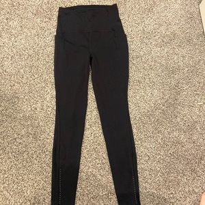 Black Lululemon leggings w back and side pockets